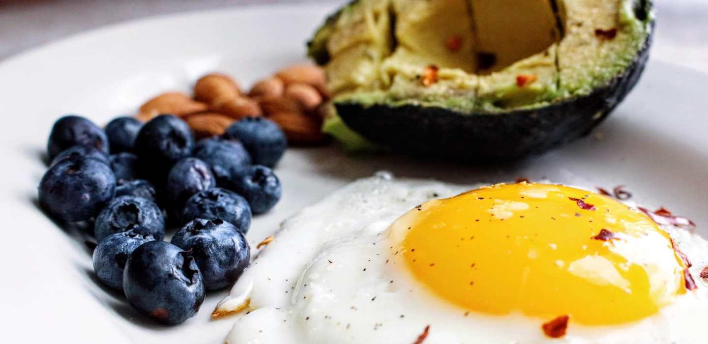 Полезный завтрак: яйцо и авокадо