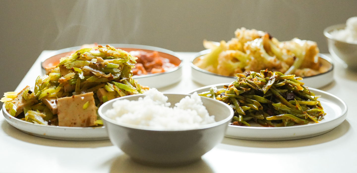 Полезный обед: тушеные овощи, бобовые, мясо, рис